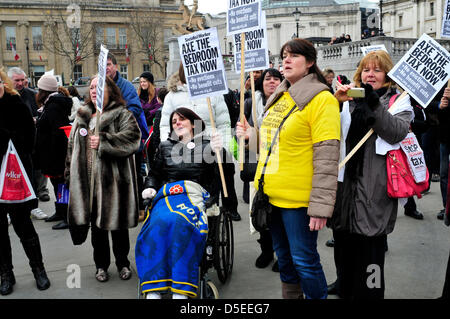 Eine Gruppe von Menschen protestieren gegen die "Schlafzimmer-Steuer", London, United Kingdom am Trafalgar Square. Stockfoto