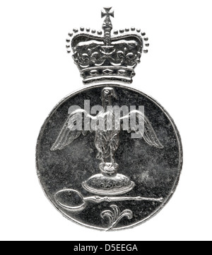 Adler mit Krone von 25 neuen Pence Münze, silbernes Jubiläum von Königin Elisabeth II., UK, 1977, auf weißem Hintergrund Stockfoto