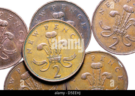 Haufen von 2 Pence Münzen, UK, auf weißem Hintergrund Stockfoto