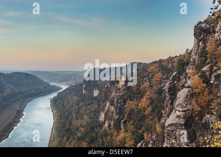 Blick auf die Elbe zwischen Rathen und Wehlen, Sächsische Schweiz, in der Nähe von Dresden, Sachsen, Deutschland, Europa Stockfoto