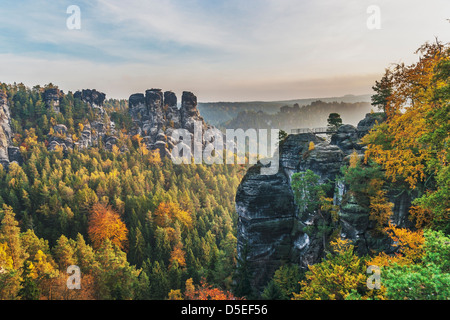 Gans-Felsen (Gansfelsen). Vorne ist der mittelalterlichen Felsenburg Neurathen, Gemeinde Lohmen, in der Nähe von Dresden, Sachsen, Deutschland Stockfoto