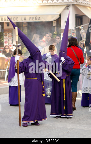 Nazarenos warten zu Beginn der Prozession während der Osterwoche, der Semana Santa, Provinz Malaga, Spanien. Stockfoto