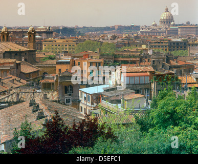 Überblick über die Dächer Roms mit St Peters Basilika im Hintergrund, Rom, Latium, Italien Stockfoto