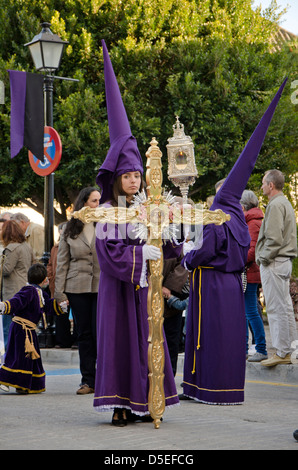 Warten zu Beginn der Prozession während der Osterwoche, der Semana Santa in Mijas Pueblo, Provinz Malaga, Spanien. Stockfoto