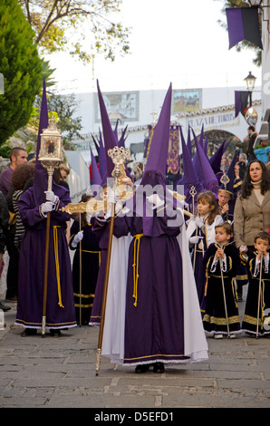 Beginn der Prozession während der Osterwoche, der Semana Santa in Mijas Pueblo, Provinz Malaga, Spanien. Stockfoto