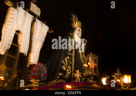 Jungfrau Maria durchgeführt durch die Straßen am Ostersonntag in Fuengirola, Provinz Malaga, Spanien. Stockfoto