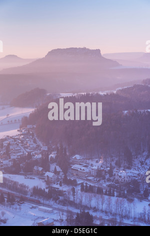 Blick auf die Tabelle Berg Lilienstein im Nationalpark Sächsische Schweiz, in der Nähe von Dresden, Sachsen, Deutschland, Europa Stockfoto