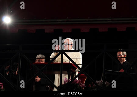 29. März 2013, Kolosseum Square, Rom: The Pope Francis ich sitzt der Kreuzweg am Karfreitag unter dem Vordach im Kolosseum-Platz eingerichtet. Die Hand ist erhoben, um das Publikum zu begrüßen. Stockfoto