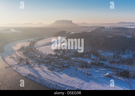 Blick auf die Tabelle Berg Lilienstein im Nationalpark Sächsische Schweiz, in der Nähe von Dresden, Sachsen, Deutschland, Europa Stockfoto