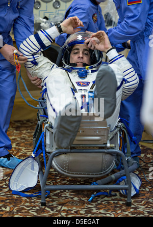 Expedition 35 NASA Flight Engineer Chris Cassidy hat seine russische Sokol Druck geprüft am Weltraumbahnhof Baikonur 28. März 2013 in Baikonur, Kasachstan zu entsprechen. Stockfoto