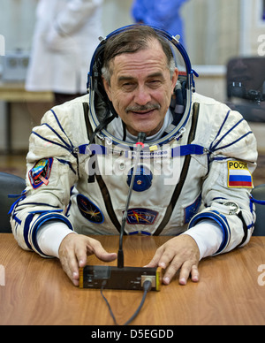 Expedition 35 Sojus Commander Pavel Vinogradov sieht im Gespräch mit Familienmitgliedern nach Abgabe seiner russischen Sokol-Anzug in Vorbereitung auf seinen Start an Bord der Sojus-Rakete in Baikonur Kosmodrom 28. März 2013 in Baikonur, Kasachstan. Stockfoto