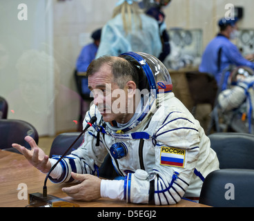 Expedition 35 Sojus Commander Pavel Vinogradov sieht im Gespräch mit Familienmitgliedern nach Abgabe seiner russischen Sokol-Anzug in Vorbereitung auf seinen Start an Bord der Sojus-Rakete in Baikonur Kosmodrom 28. März 2013 in Baikonur, Kasachstan. Stockfoto