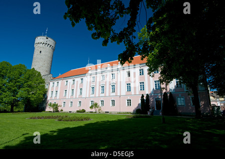 Der Turm Pikk Hermann, Teil der Burg Toompea, ist an das Estnische Parlament in der Altstadt, Tallinn, Estland, den baltischen Staaten angeschlossen Stockfoto