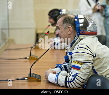 Expedition 35 Sojus Commander Pavel Vinogradov sieht im Gespräch mit Familienmitgliedern nach Abgabe seiner russischen Sokol-Anzug in Vorbereitung auf seinen Start an Bord der Sojus-Rakete in Baikonur Kosmodrom 28. März 2013 in Baikonur, Kasachstan. Stockfoto