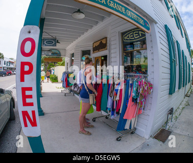 Fisheye-Objektiv Ansicht des Shops im Dorf von Boca Grande auf Gasparilla Island in Florida Stockfoto