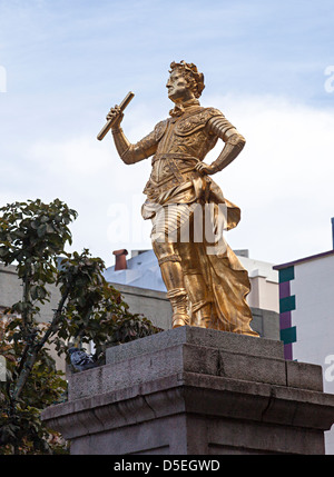 Statue von König George II in Royal Square St. Helier, der Ursprung aller Abstände gemessen in Jersey, Kanalinseln, Großbritannien Stockfoto