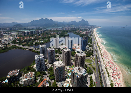 Barra da Tijuca Borough in Rio De Janeiro, Brasilien. Amerikanisiert Lebensstil. Luxus-Eigentumswohnungen mit Freizeitinfrastruktur Stockfoto