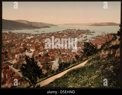 Ein farbiges Foto aus Fjeldveien in Bergen, Norwegen, das die Landschaft einschließlich der Bergen Domkirke und der umliegenden Berge zeigt. Das Bild fängt die natürliche Schönheit der Region ein. Stockfoto