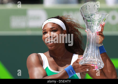 30. März 2013 - Key Biscayne, Florida, USA - SERENA WILLIAMS (USA) stellt mit ihrer Trophäe nach dem Sieg gegen Maria Sharapova Russlands in der Frauen Finale bei den Sony Open im Crandon Park Tennis Center. (Bild Kredit: Kredit: Joe Scarnici/ZUMAPRESS.com/Alamy Live-Nachrichten) Stockfoto