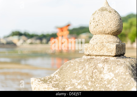 Blick auf die großen schwimmenden Torii, Itsukushima Heiligtum, Miyajima, Japan, Asien Stockfoto