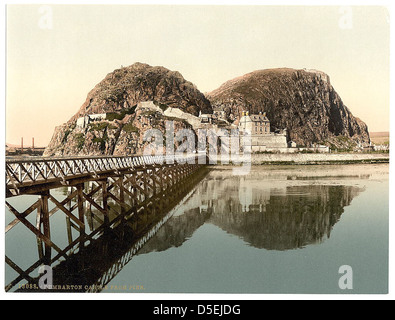 Dumbarton Castle, von einem Pier am Fluss Clyde aus gesehen, überblickt die felsige Formation des Dumbarton Rock. Die historisch bedeutsame Burg diente einst als Festung für das Königreich Strathclyde. Stockfoto