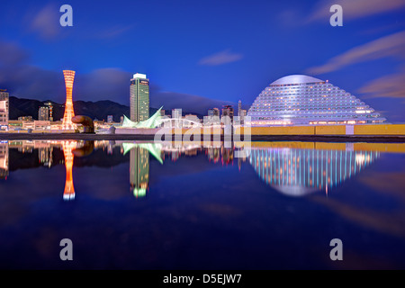 Kobe, Japan Skyline am Hafen. Stockfoto