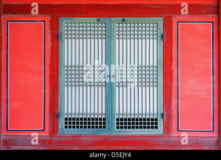 Fenster auf eine Gyeongbokgung Palast in Seoul, Korea. Stockfoto