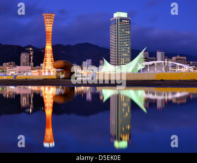 Skyline von Kobe, Japan mit Pfütze Reflexionen Stockfoto