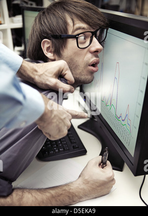 Büroangestellter müde zur Arbeit gezwungen Stockfoto