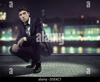 Hübscher junger Kerl mit großen Smoking Stockfoto