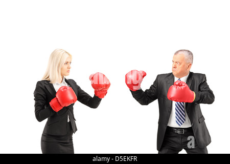 Geschäftsfrau und Geschäftsmann mit Boxhandschuhen einen Streit isoliert auf weißem Hintergrund Stockfoto