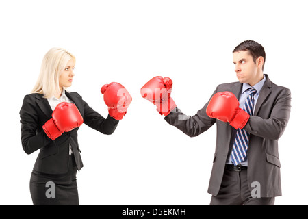 Junge Unternehmer mit Boxhandschuhen einen Streit isoliert auf weißem Hintergrund Stockfoto