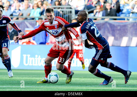 Foxborough, Massachusetts, USA. 30. März 2013. FC Dallas vorwärts Kenny Cooper (33) und New England Revolution Verteidiger Jose Goncalves (23) während der MLS zwischen der New England Revolution und FC Dallas passen statt im Gillette Stadium in Foxborough, Massachusetts. Eric Canha/CSM Stockfoto