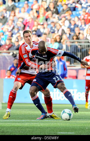 Foxborough, Massachusetts, USA. 30. März 2013. FC Dallas vorwärts Kenny Cooper (33) und New England Revolution Verteidiger Jose Goncalves (23) während der MLS zwischen der New England Revolution und FC Dallas passen statt im Gillette Stadium in Foxborough, Massachusetts. Eric Canha/CSM Stockfoto