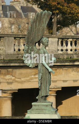 Statue des Engels Bath, Großbritannien - lebensgroße Statue der Engel des Friedens stehen auf einer riesigen Welle Stockfoto