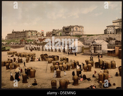 Ein Blick auf den Strand und die Hotels in Scheveningen, Holland, mit den berühmten Strandkörben und Dünen. Das Bild zeigt die Küstenlandschaft und das beliebte Touristenziel der Niederlande. Stockfoto