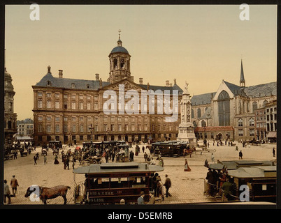 Dieses Bild aus dem 17. Jahrhundert zeigt den Platz, den Königlichen Palast (Paleis op de Dam) und Nieuwe Kerk (neue Kirche) in Amsterdam. Das von Jacob van Campen entworfene ehemalige Rathaus, heute der Königspalast, ist ein Wahrzeichen. Die Szene umfasst auch Pferdebahnen, die im städtischen Verkehrsnetz üblich waren. Stockfoto