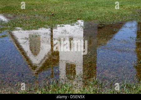 Reflexionen einer weißen Kirche im Wasser, Hampton Beach, New Hampshire, USA Stockfoto