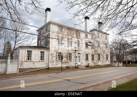 Abblätternde weiße Farbe auf Seite der alten Holz getäfelten Haus namens The Nickells-Sortwell House in Wiscasset, Maine, USA Stockfoto