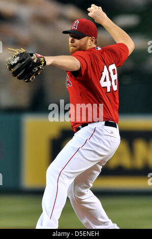 Anaheim, Kalifornien, USA. 30. März 2013. Angels' Tommy Hanson #48 Stellplätze während der Vorsaison Hauptliga-Baseball-Spiel zwischen den Los Angeles Dodgers und den Los Angeles Angels of Anaheim im Angel Stadium in Anaheim, Kalifornien. Josh Thompson/Cal-Sport-Medien Stockfoto