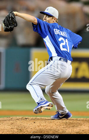 Anaheim, Kalifornien, USA. 30. März 2013. Schwindler Zack Greinke #21 Stellplätze während der Vorsaison Hauptliga-Baseball-Spiel zwischen den Los Angeles Dodgers und den Los Angeles Angels of Anaheim im Angel Stadium in Anaheim, Kalifornien. Josh Thompson/Cal-Sport-Medien Stockfoto