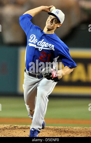 Anaheim, Kalifornien, USA. 30. März 2013. Schwindler Zack Greinke #21 Stellplätze während der Vorsaison Hauptliga-Baseball-Spiel zwischen den Los Angeles Dodgers und den Los Angeles Angels of Anaheim im Angel Stadium in Anaheim, Kalifornien. Josh Thompson/Cal-Sport-Medien Stockfoto