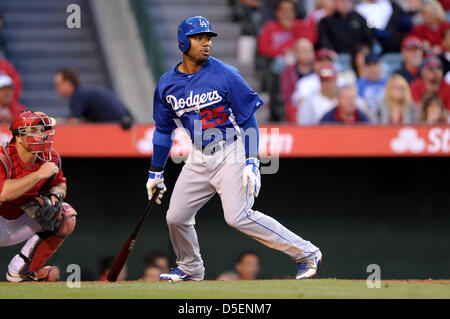 Anaheim, Kalifornien, USA. 30. März 2013.   Los Angeles Dodgers linker Feldspieler Carl Crawford (25) at bat während der Major League Baseball Pre Saison Spiel zwischen den Los Angeles Angels und die Los Angeles Dodgers Stadium in Anaheim, CA. David Hood/CSM Engel Stockfoto