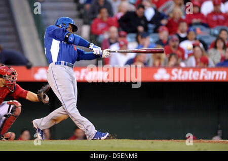 Anaheim, Kalifornien, USA. 30. März 2013.   Los Angeles Dodgers linker Feldspieler Carl Crawford (25) at bat während der Major League Baseball Pre Saison Spiel zwischen den Los Angeles Angels und die Los Angeles Dodgers Stadium in Anaheim, CA. David Hood/CSM Engel Stockfoto