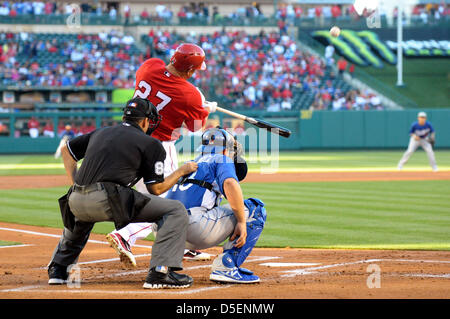 Anaheim, Kalifornien, USA. 30. März 2013.   Los Angeles Angels Center Fielder Mike Trout (27) an bat während der Major League Baseball Pre Saison Spiel zwischen den Los Angeles Angels und die Los Angeles Dodgers Stadium in Anaheim, CA. David Hood/CSM Engel Stockfoto