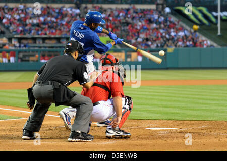 Anaheim, Kalifornien, USA. 30. März 2013.   Los Angeles Dodgers Center Fielder Matt Kemp (27) an bat während der Major League Baseball Pre Saison Spiel zwischen den Los Angeles Angels und die Los Angeles Dodgers Stadium Engel in Anaheim, Kalifornien. Die Los Angeles Angels besiegen die Los Angeles Dodgers 2-1. David Hood/CSM. Stockfoto