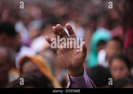 Dhaka, Bangladesch 31. März 2013; Tausende von Christen, darunter viele Katholiken beteten und sangen gemeinsam in einen ökumenischen Gottesdienst der Easter Sunrise Gebet vor dem Bangladesh nationale Parlamentsgebäude in Dhaka früh am Ostermorgen. Stockfoto