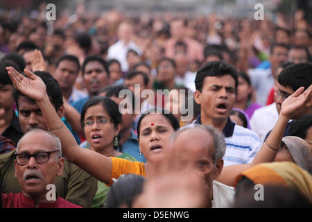 Dhaka, Bangladesch 31. März 2013; Tausende von Christen, darunter viele Katholiken beteten und sangen gemeinsam in einen ökumenischen Gottesdienst der Easter Sunrise Gebet vor dem Bangladesh nationale Parlamentsgebäude in Dhaka früh am Ostermorgen. Stockfoto