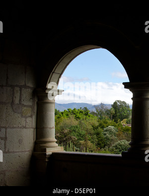 Blick aus einem Stein gewölbt Balkon im Centro Cultural Santo Domingo heraus zu den fernen Bergen, Oaxaca, Mexiko Stockfoto