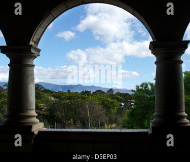 Ein Stein Bogen in den Centro Cultural Santo Domingo-Frames einen Blick auf die Jardín Etnobotánico und die fernen Berge, Oaxaca Stockfoto